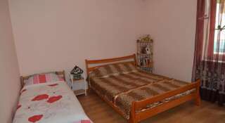 Гостевой дом Вилла Людмила Лазаревское Трехместный номер с общей ванной комнатой-1